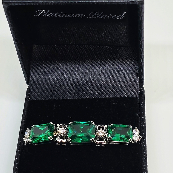 Elegant Simulated Emerald and Simulated Diamond 12.50 ct Bracelet - Picture 1 of 3